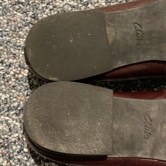 Burgundy Clark flats with patent tip. - Picture 5 of 8